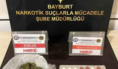 Bayburt’ta Uyuşturucu Operasyonu: İki Kişide Esrar ve Sentetik Ecza Ele Geçirildi