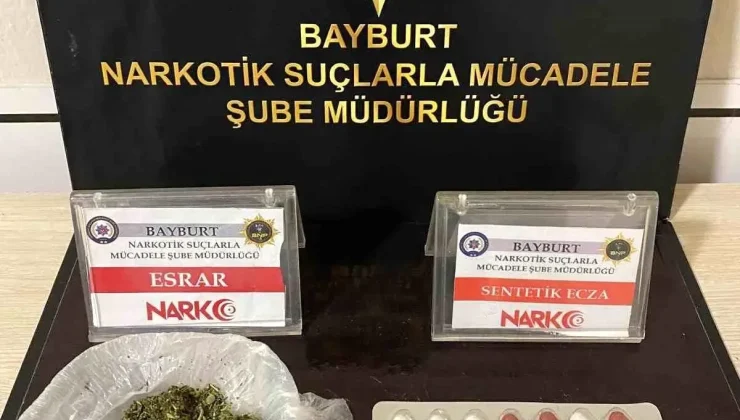 Bayburt’ta Uyuşturucu Operasyonu: İki Kişide Esrar ve Sentetik Ecza Ele Geçirildi